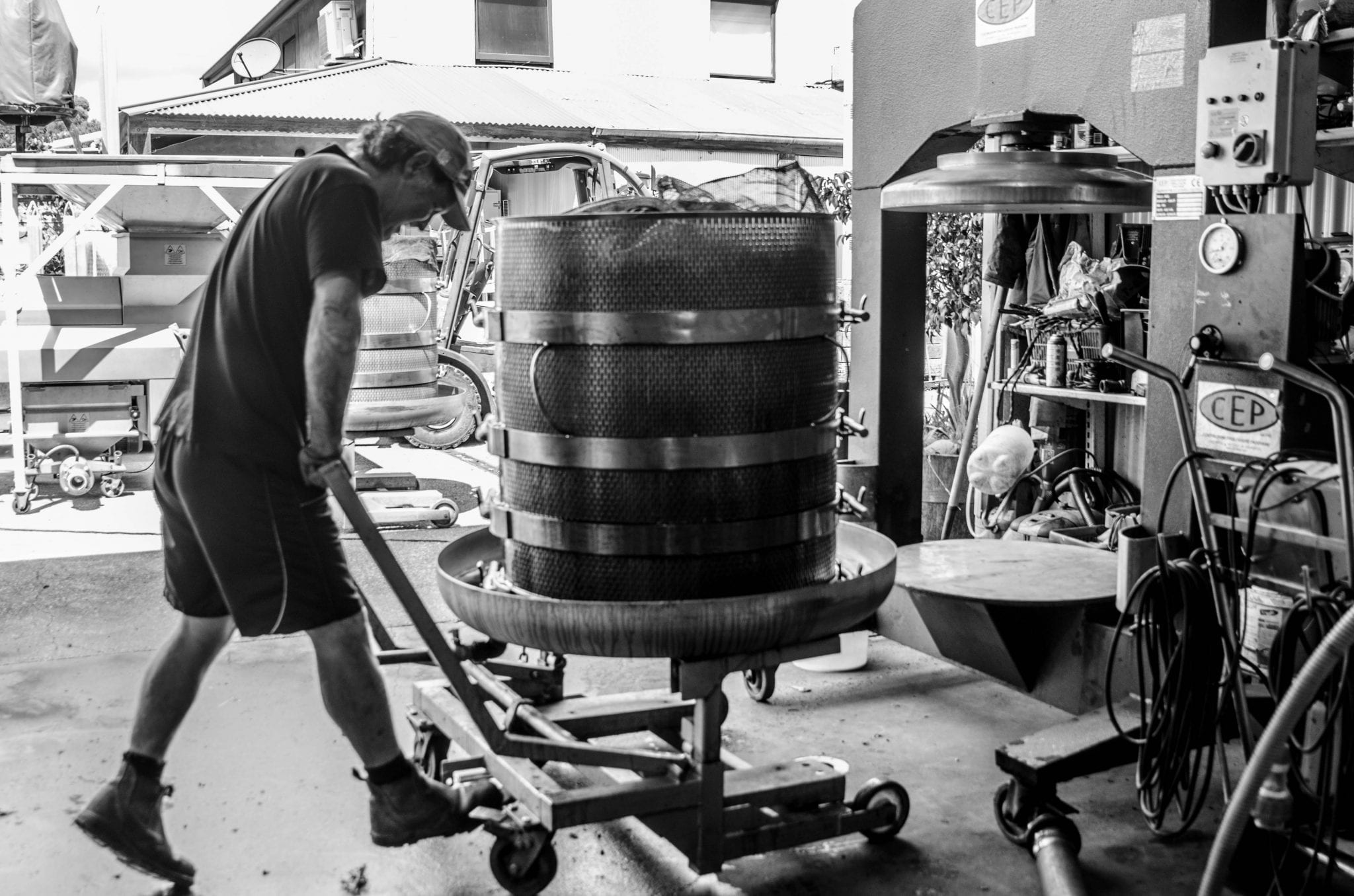 ALP_9220 Pushing the basket press in place